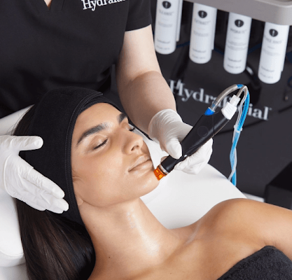 Tratament facial HydraFacial într-un salon de înfrumusețare