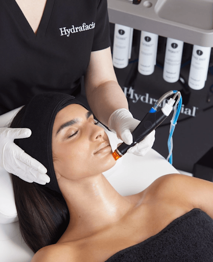 Tratament facial HydraFacial într-un salon de înfrumusețare