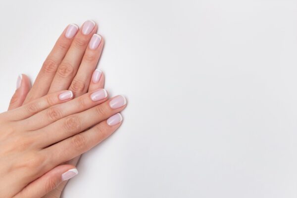 Manichiura naturală care arată impecabil fără modele complicate