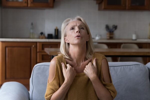 Primele semne ale menopauzei și când încep de obicei schimbările hormonale