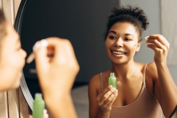 Peptidele nu mai sunt rezervate rutinelor anti-aging complicate. Cum le introduci simplu în îngrijirea tenului