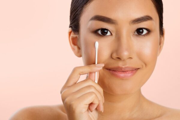 Riduri fine: ce produse și ingrediente pot fi introduse într-o rutină anti-aging
