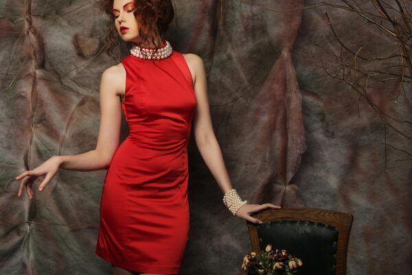 Rochie roșie: ce pantofi și accesorii alegi