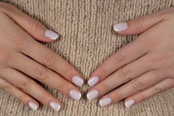 Milky nails: nuanța lăptoasă care face mâinile să pară mai îngrijite