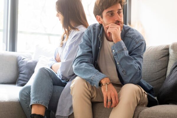 Poți continua relația după infidelitate? Ce întrebări să îți pui înainte