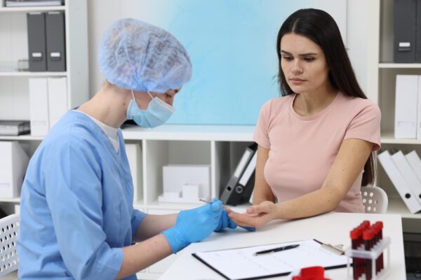 Cum te pregătești pentru analizele de sânge: mâncare, apă și medicamente