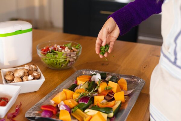 Mai puțină sare în mâncare: cum păstrezi gustul cu alte ingrediente